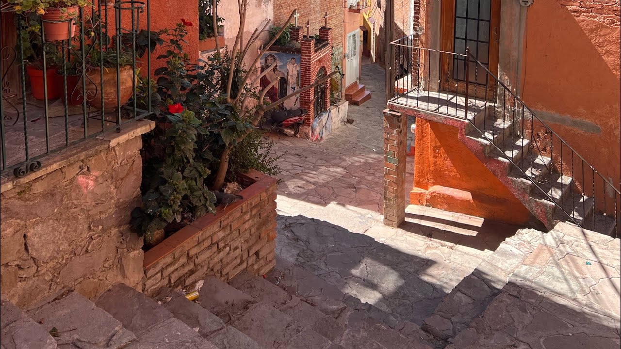 What it’s like walking down to the plaza. Guanajuato, GTO México 