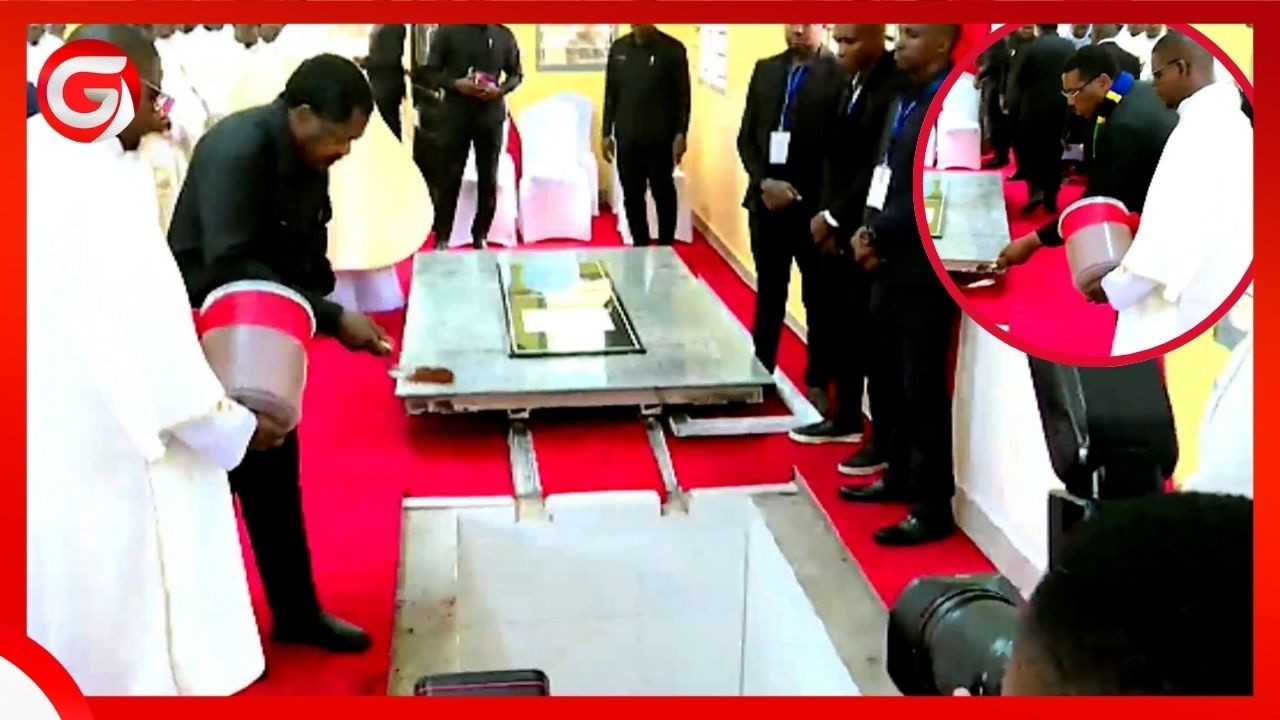 MAKAMU WA RAIS NCHIMBI, WAZIRI MKUU MWIGULU WAKIMWAGA UDONGO KWENYE KABURI LA KARDINALI PENGO