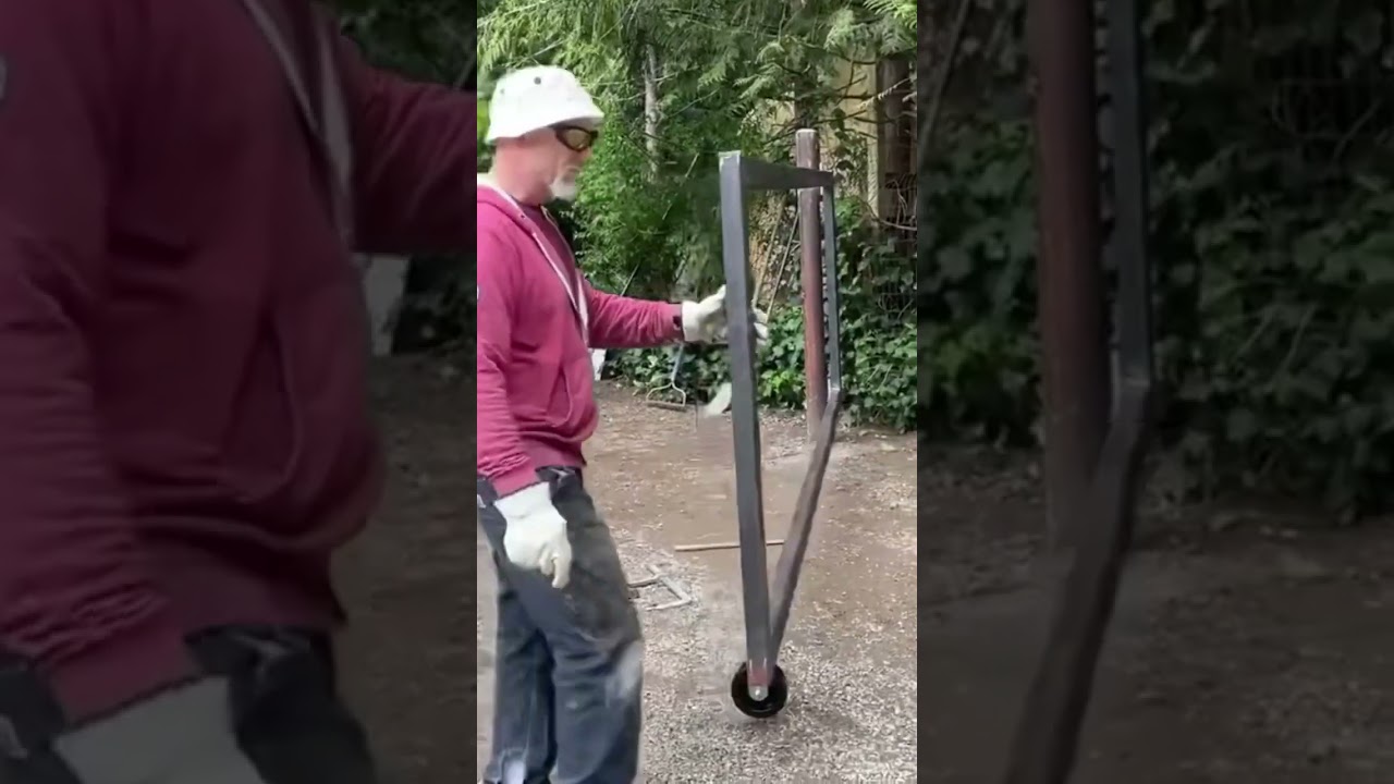 Мы изготовили металлические ворота длиной 12 футов.