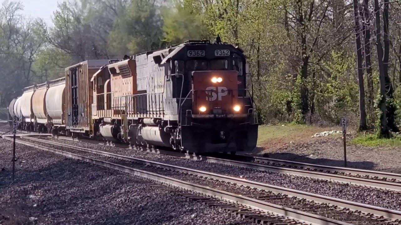 2 trains featuring a chase of 9362 former SP SD45T leading the MNA local!