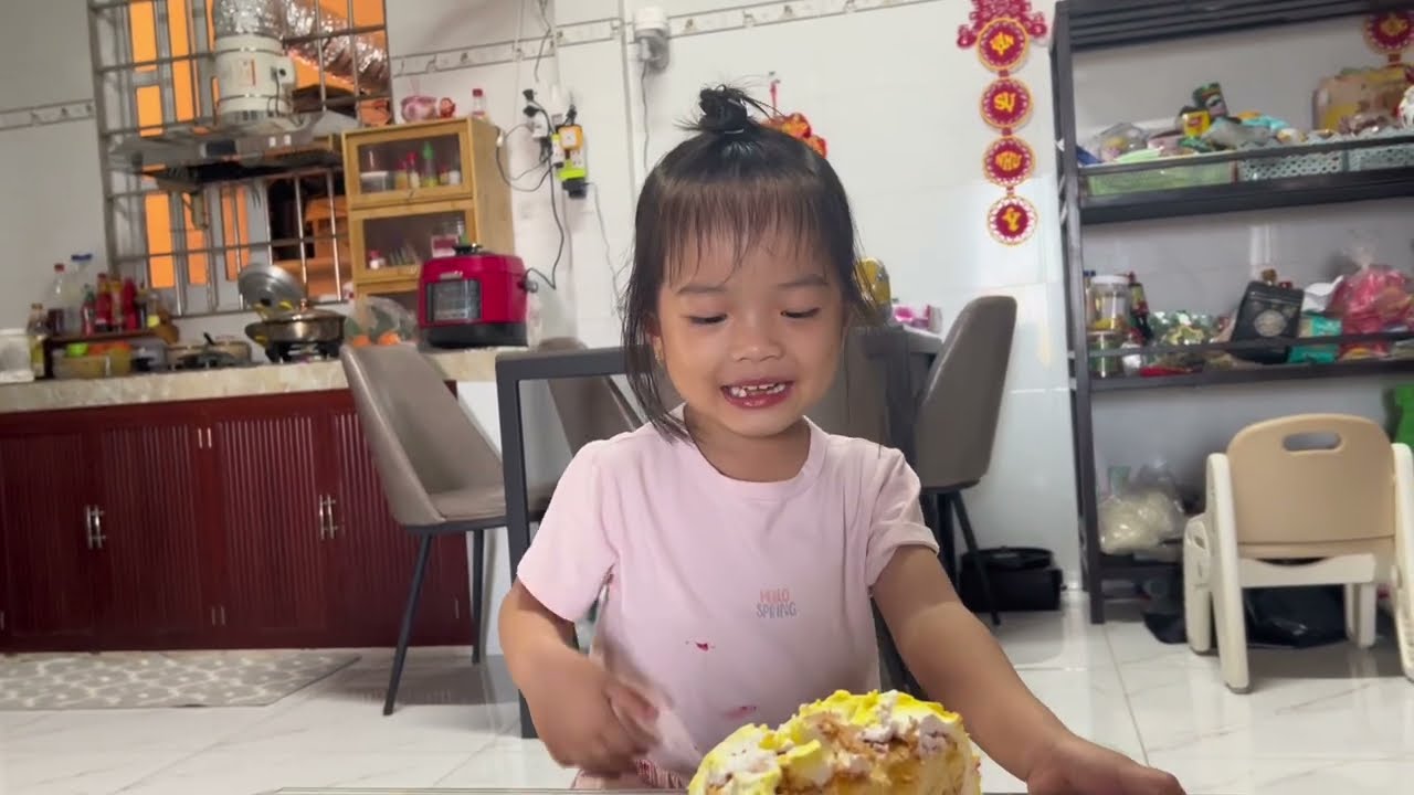 Em ba uống thuốc và ăn bánh kem ( 3 t 