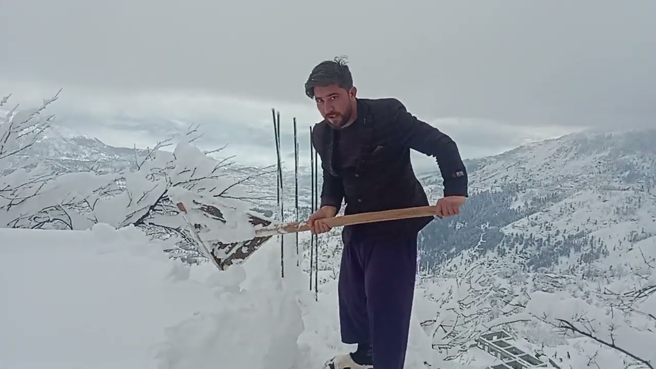 ہمارے گاؤں بہت برف باری ہوئی ہے ||چار فٹ برف باری نے لوگوں کو پریشان کر دیا ہے 