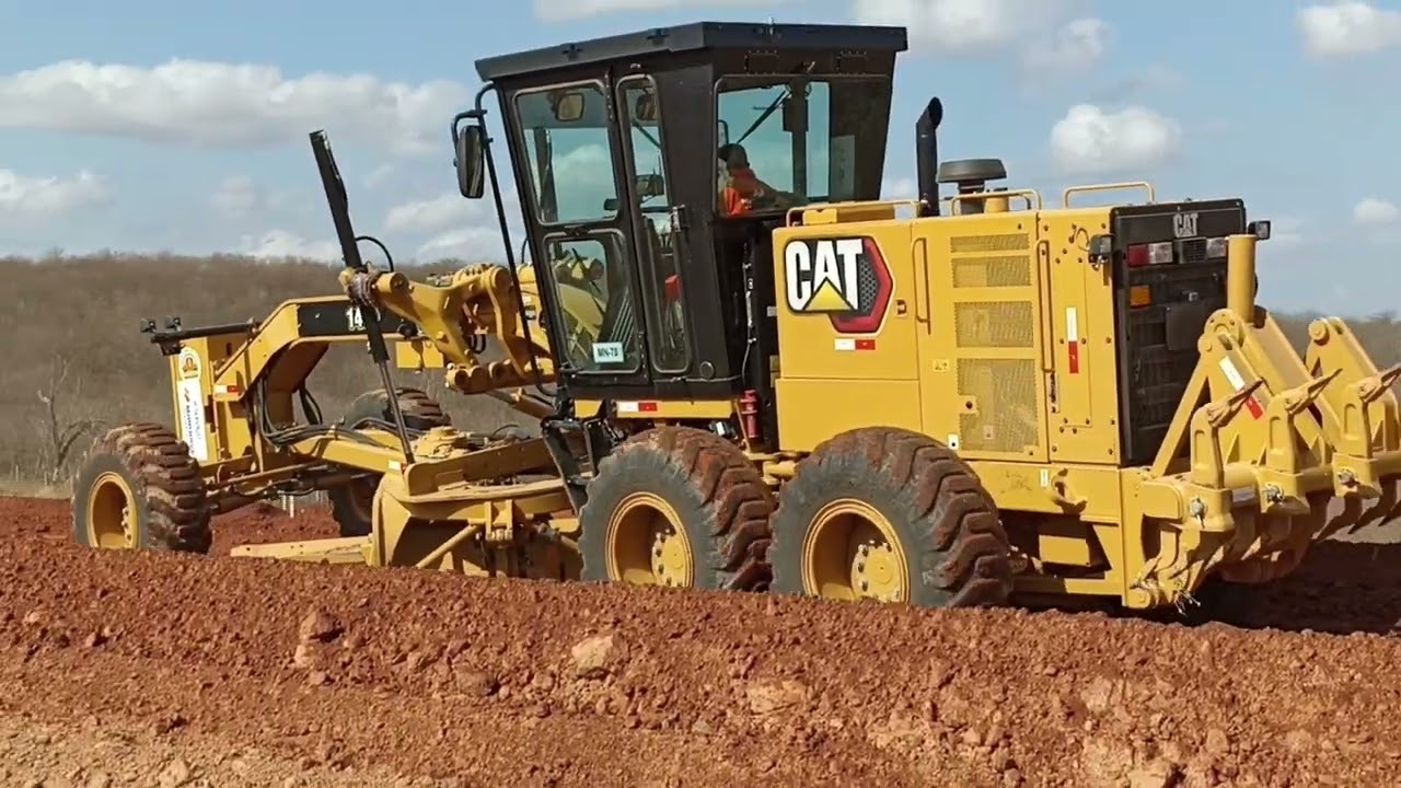 TRATOR VALTRA BM 110 TRATANDO SUB-LASTRO JUNTO COM AS MOTONIVELADORAS (FERROVIA TRANSNORDESTINA) 🛤️🚂