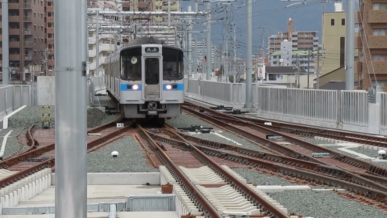 "新"松山駅　宇和島方の片渡線を渡る7000系とキハ54同時入線