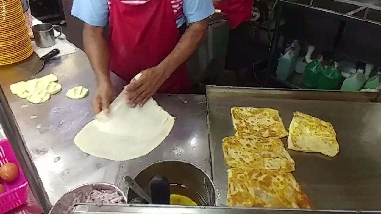 🌀🌀 Fluffy Roti Prata with Fish Gravy / Roti Canai • Singapore Street Food