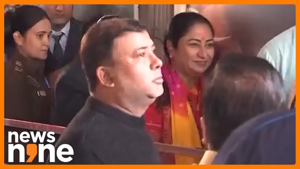 Rekha Gupta Offers Prayers Inside Shri Marghat Wale Hanuman Baba Temple Ahead of Oath Ceremony