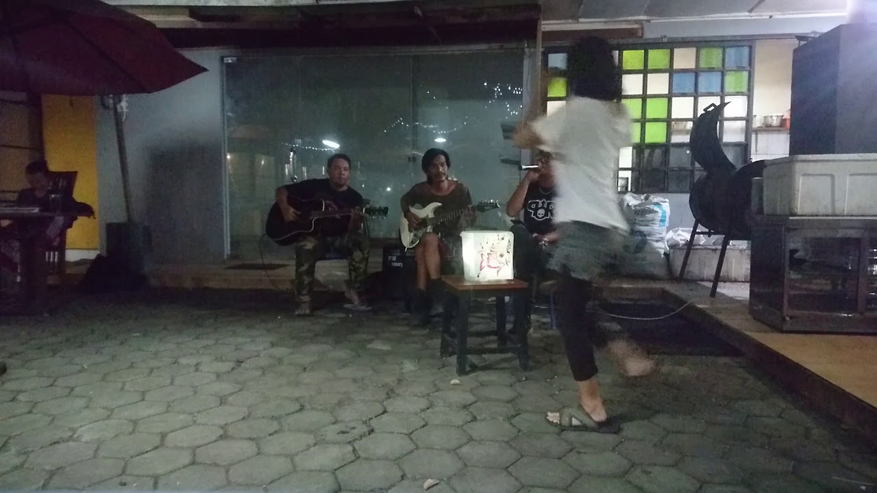Musisi jalanan Suara mirip ari lasso 