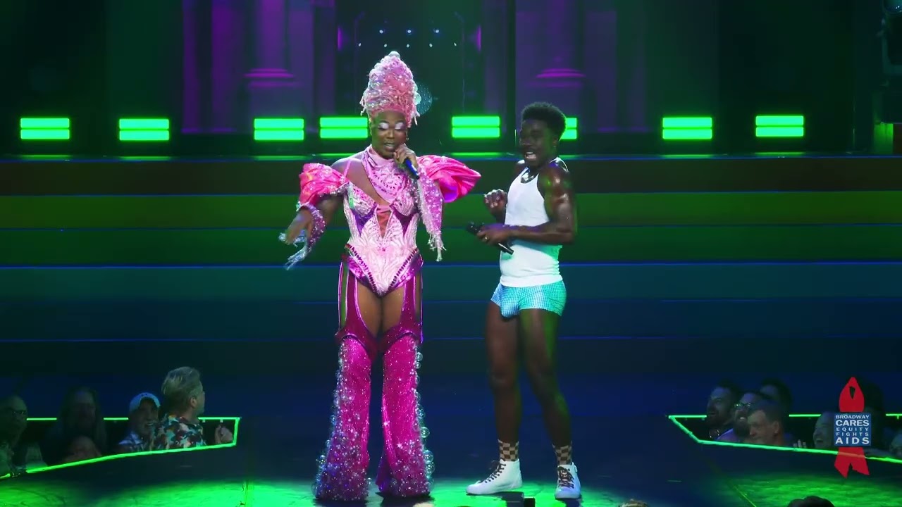 Вступительный номер из мюзикла «Broadway Bares: Come Out, Come Out!» с Тодриком Холлом