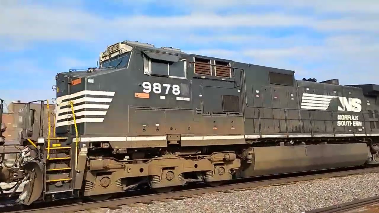 NS1113 Leads A NS Dash-9 On Ethanol Empties!