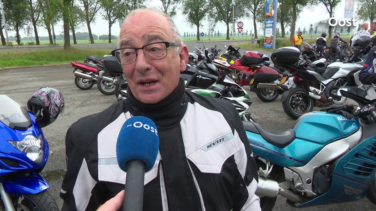 Honderden TT-gangers eten traditiegetrouw een gehaktbal bij De Lichtmis