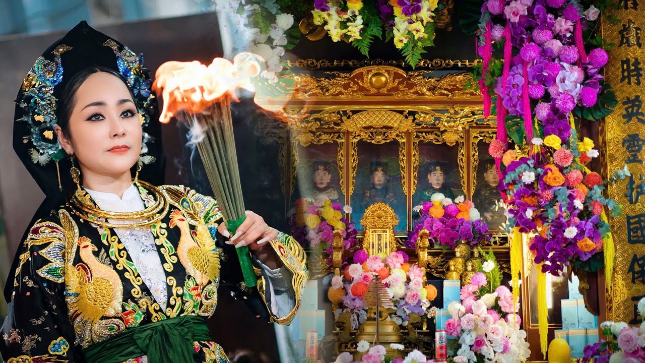 Đồng thầy: HO&Agrave;NG TUỆ MINH loan gi&aacute; dẫn tr&igrave;nh đệ tử tại đền MẪU CỬU NINH SỞ (H&agrave; Nội)