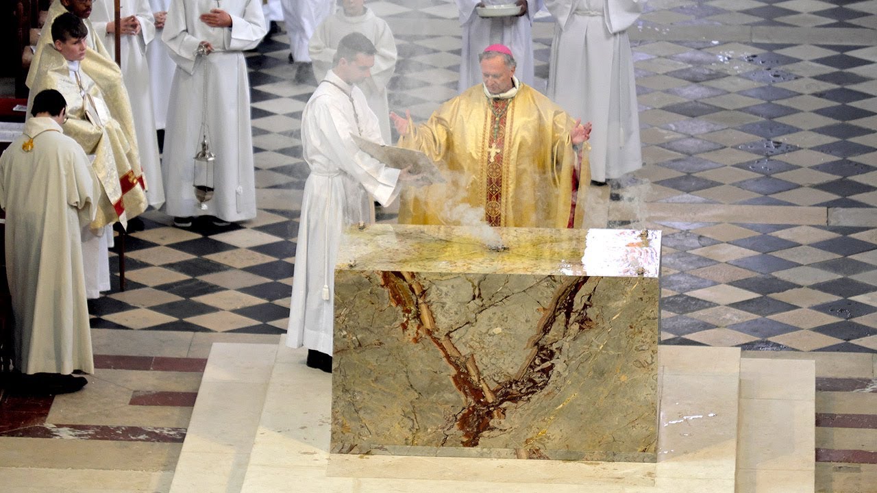Consécration du nouvel autel de la cathédrale St Étienne de Meaux dimanche 8 avril 2018
