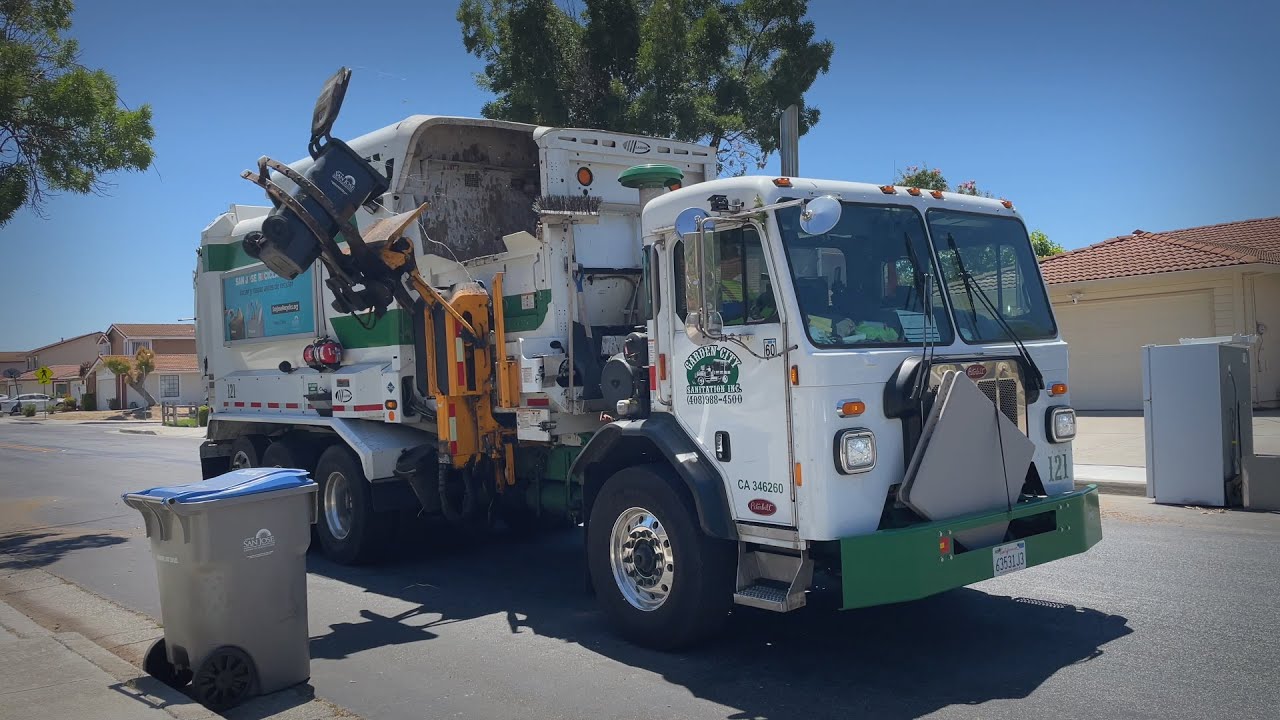 Garden City Sanitation | Peterbilt 520 Labrie Automizer Right-Hand Garbage Truck (#121)