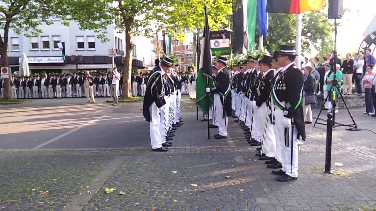 Fahnenmarsch beim Schützenfest 2013 in Geseke