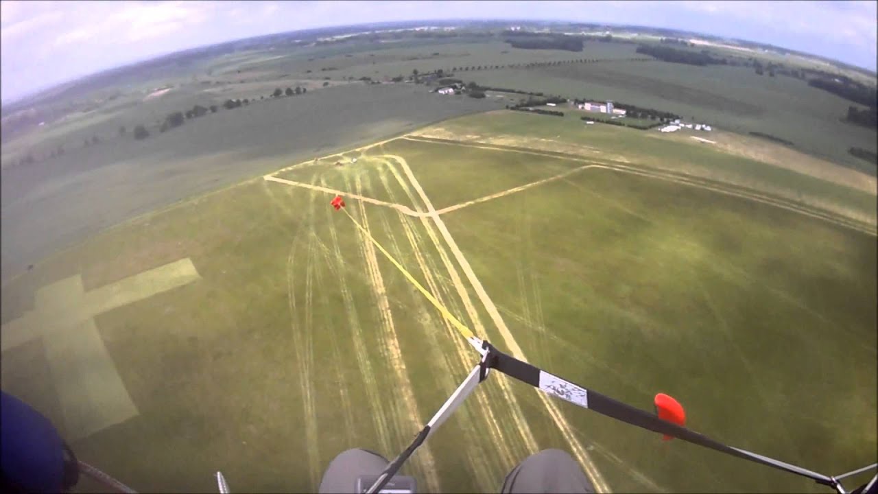Gleitschirm Start an der Winde auf dem Flugplatz Vielist, Waren (Müritz)
