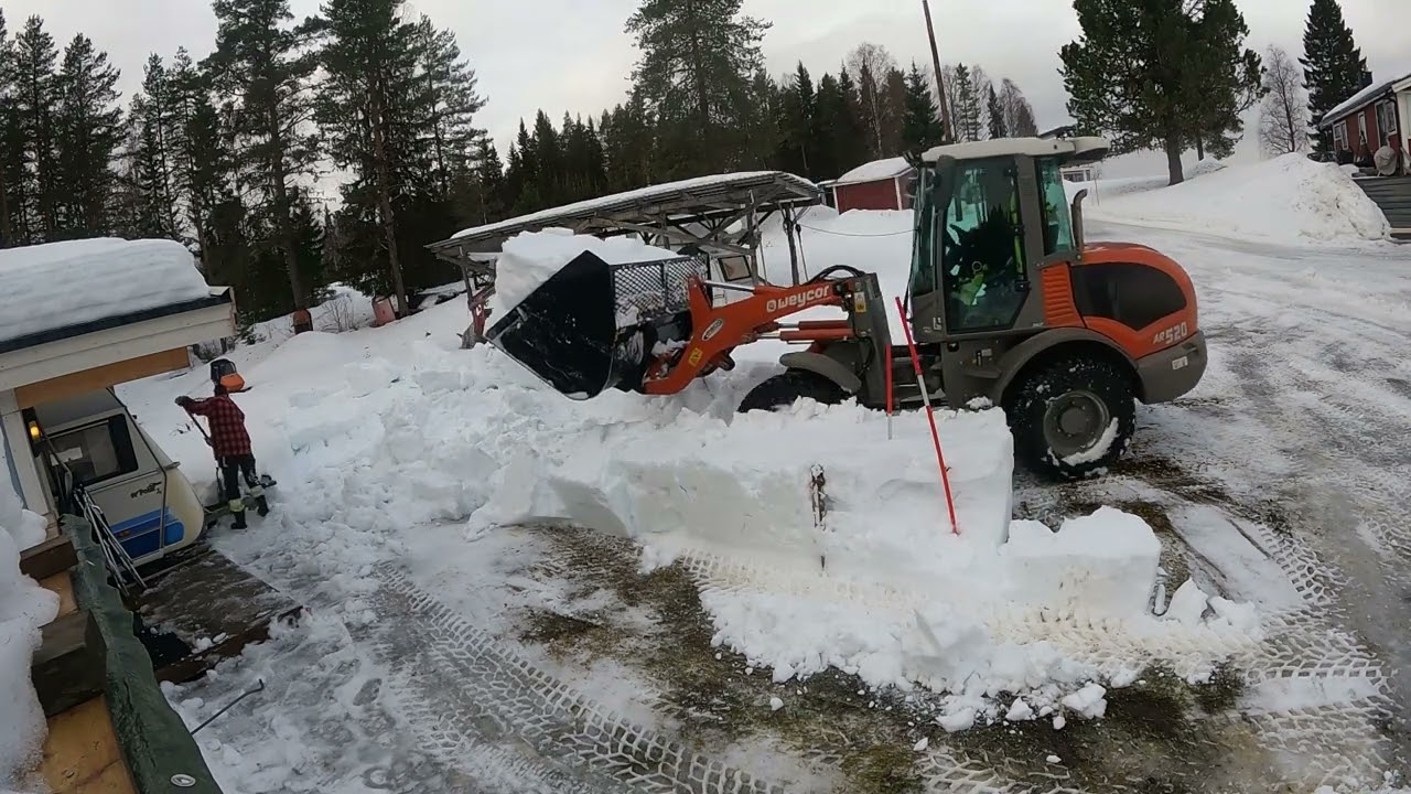 Hjälper gubben skotta campingen.