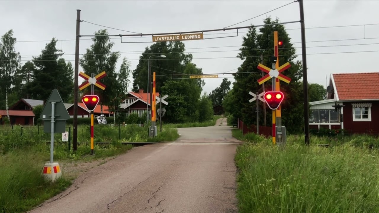 Swedish railroad crossing / Järnvägsövergång i Hannas väg, Storsund, Borlänge