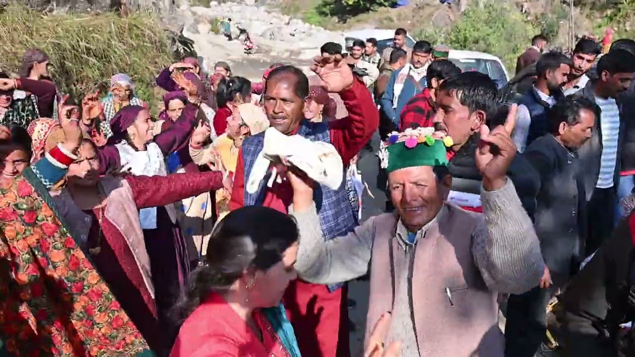 हिमाचल प्रदेश के सरसोग में  सुरेश की शादी में मनमोहक  पहाड़ी डांस देखना ना भूलें 👇👇