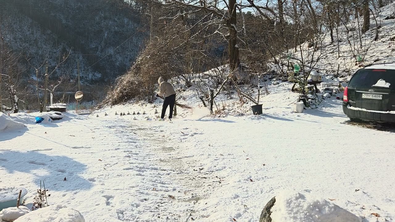 시골일상. 직접 만든 싸라비로 눈쓸기