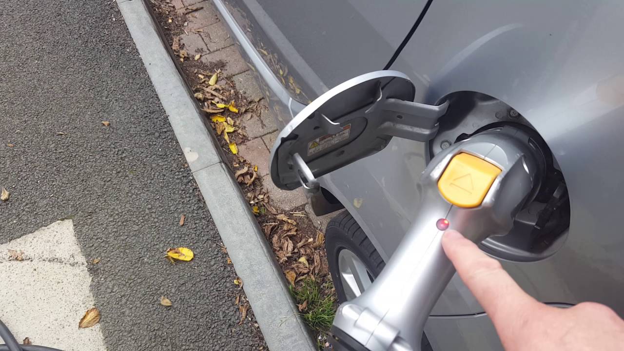 Rapid charging a Peugeot I-on