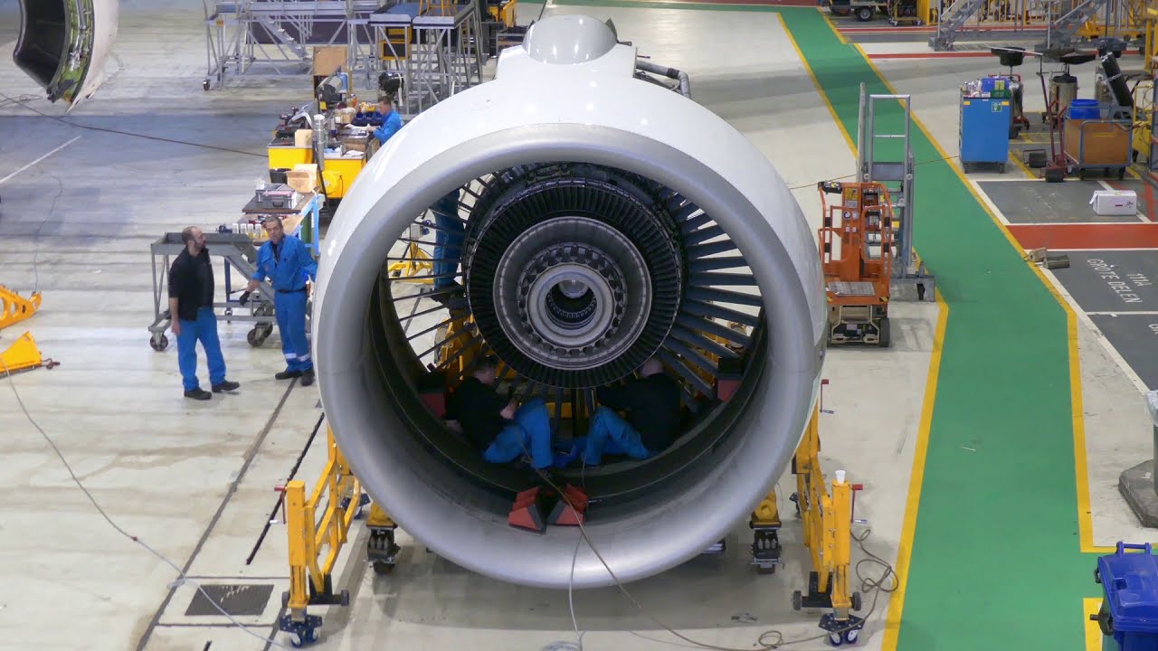 Boeing 777 GE90 engine removal and splitting