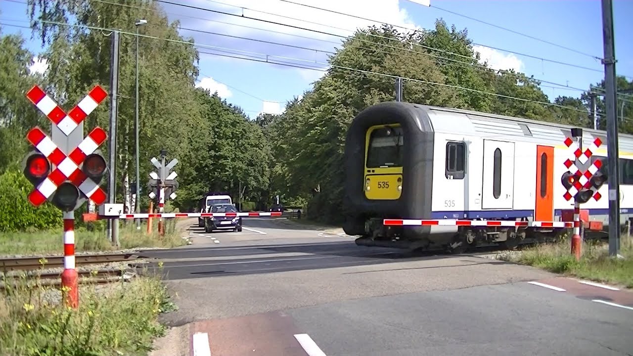 Spoorwegovergang Hasselt (B) // Railroad crossing // Passage &agrave; niveau