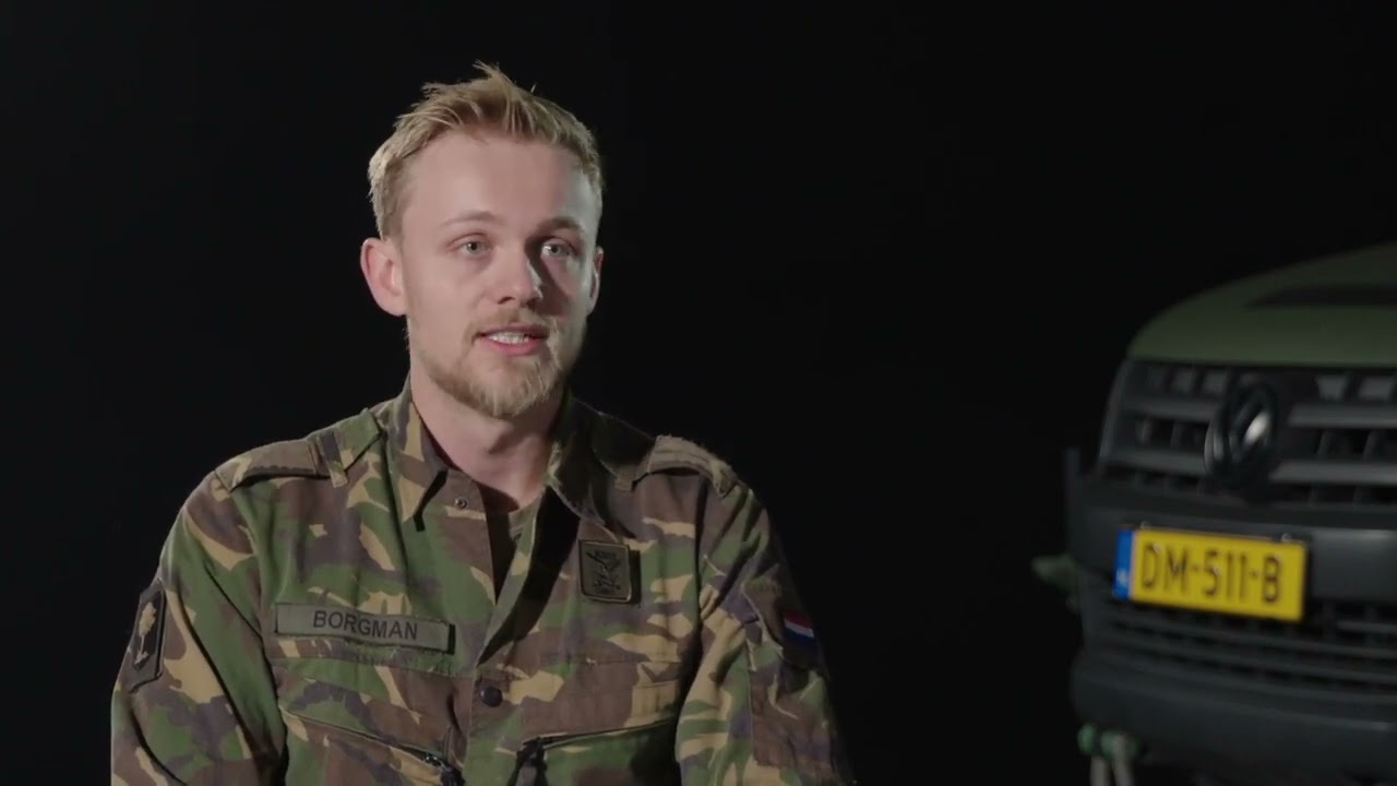Het pak kan je uit doen, militair blijf je.