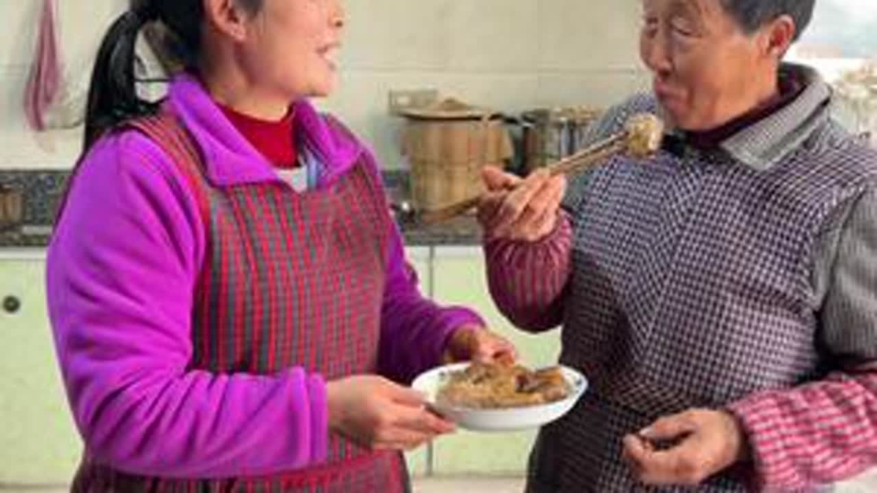 要过年了，做点这个莲藕肉卷来吃，朋友们你们开始准备年夜饭了没？#容姐和龙二的乡村生活