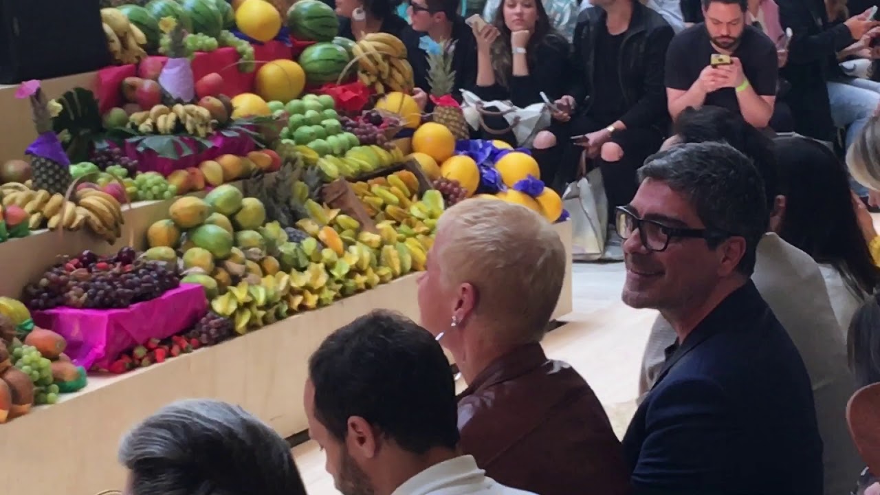 Xuxa assistindo desfile de Sasha para água de coco no mercado municipal de São Paulo 29/08/2019