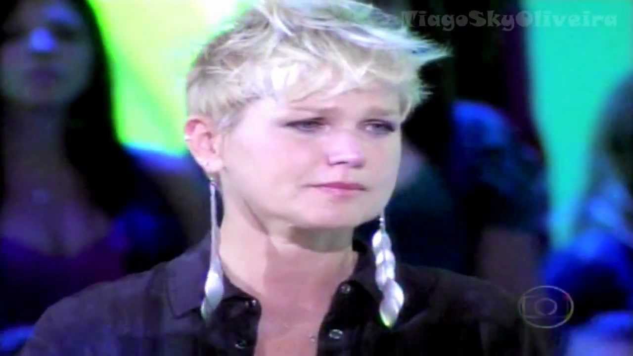 Xuxa emocionada com a música  