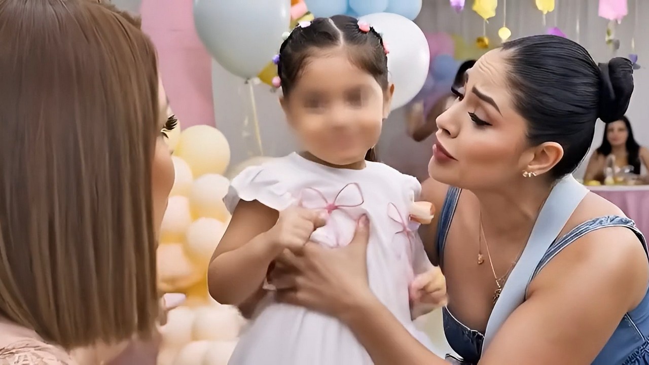 &iexcl;PAMELA FRANCO DESTROZADA! ACUSA A KARLA TARAZONA DE ALEJAR A SU HIJA DE SU HERMANITO Y LE ESCRIBE