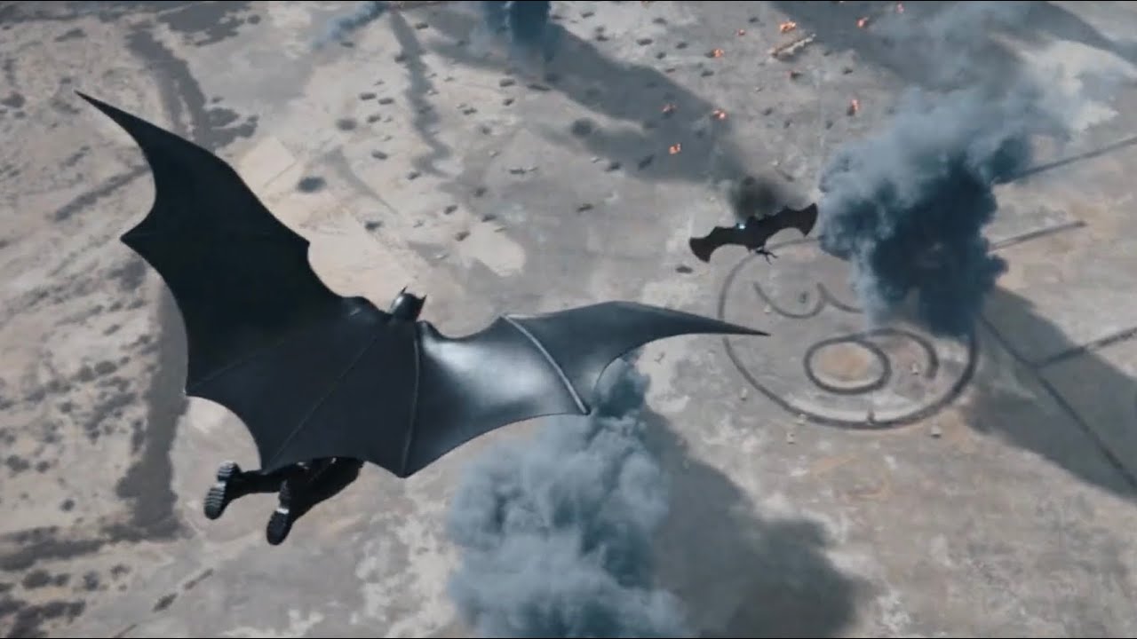 The Flash - Batman&rsquo;s Batwing Crash & Fight with Kryptonian | Michael Keaton