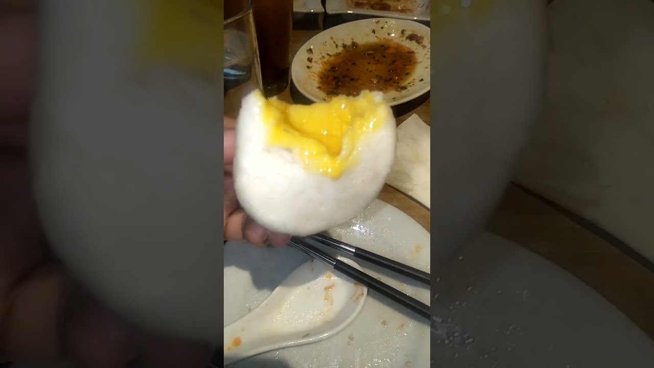 Din Tai Fung Golden Lava Salted Egg Yolk Buns #dintaifung #custardbun