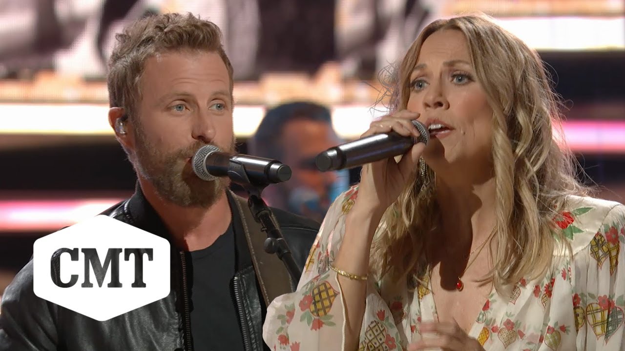 Dierks Bentley & Sheryl Crow Perform “Louisiana Woman, Mississippi Man” Honoring Loretta Lynn | CMT