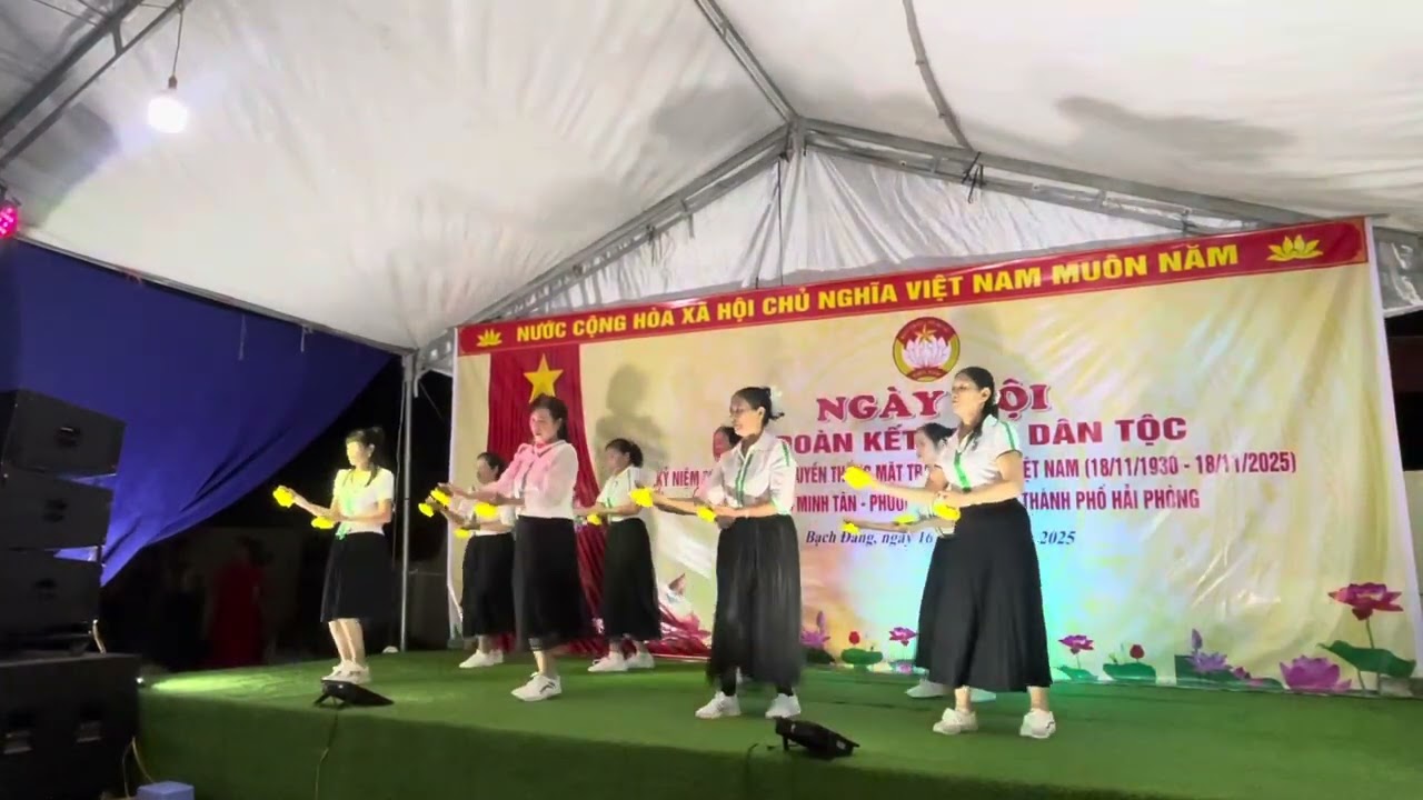 Múa: Vui sao bản mình ơi