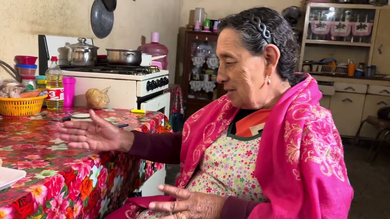 Abuelita contando la preparación de tamales 
