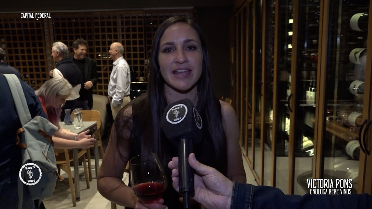 VICTORIA PONS | ENOLOGA BEBE VINOS