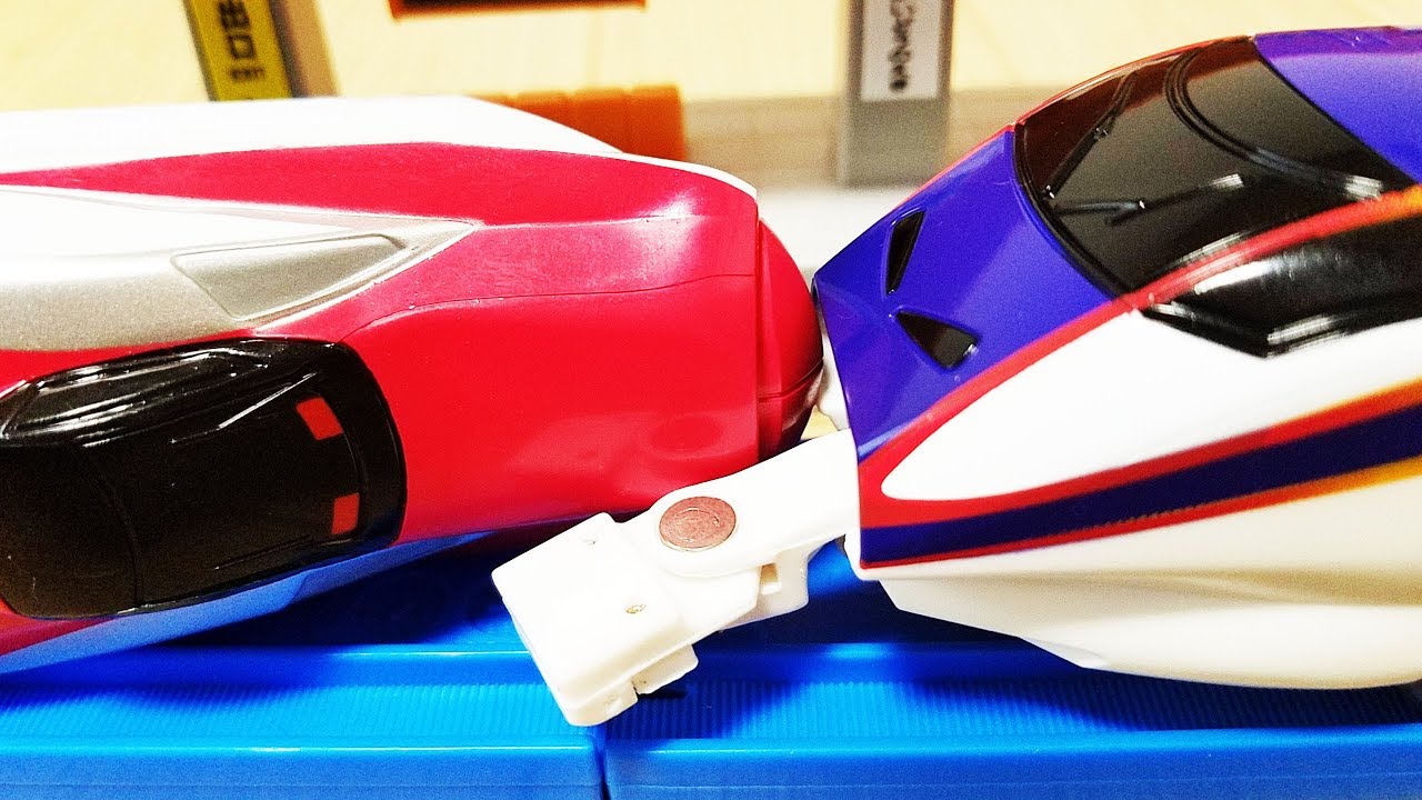 プラレール 新幹線 連結してじこはおこるさ！ トーマスや恐竜と衝突! E5系を引きずってE6系こまちが出発! 洗車場や跳ね橋を通過! つながったままタワーのコースから落ちた! hifumitoy