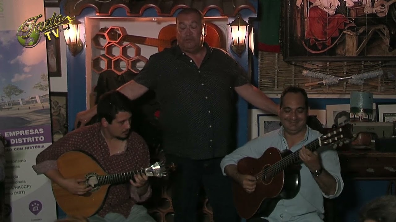 Fado ao vivo com Francisco Sobral no Pátio da Monsôa