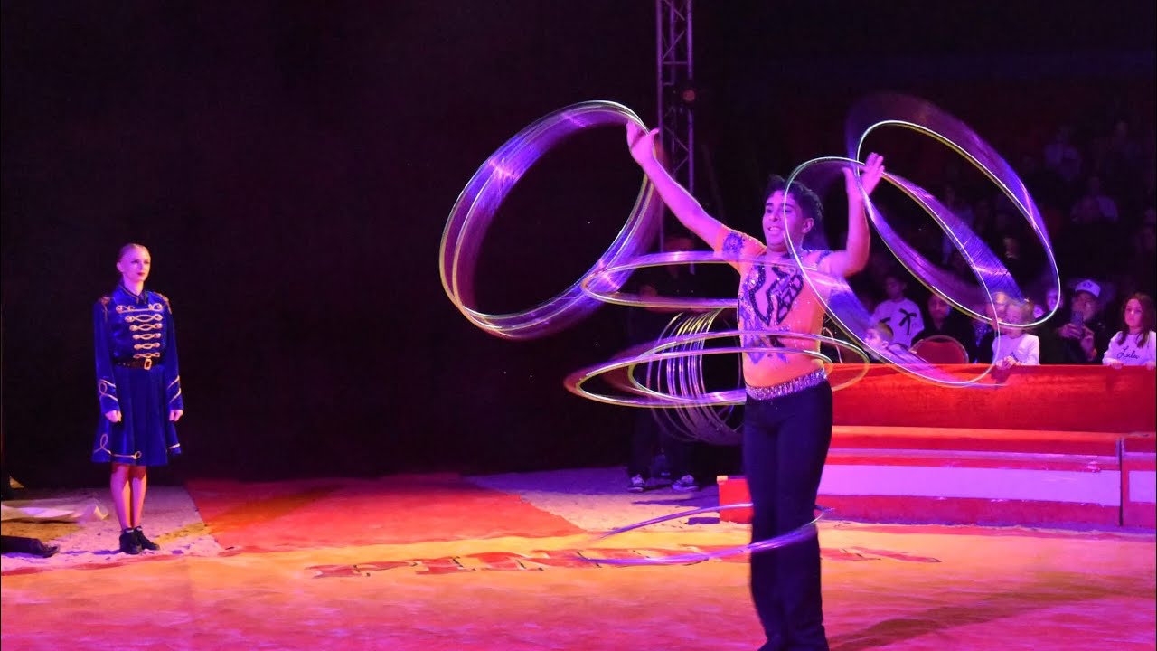 Hula Hoop’s - Cirque Pinder 