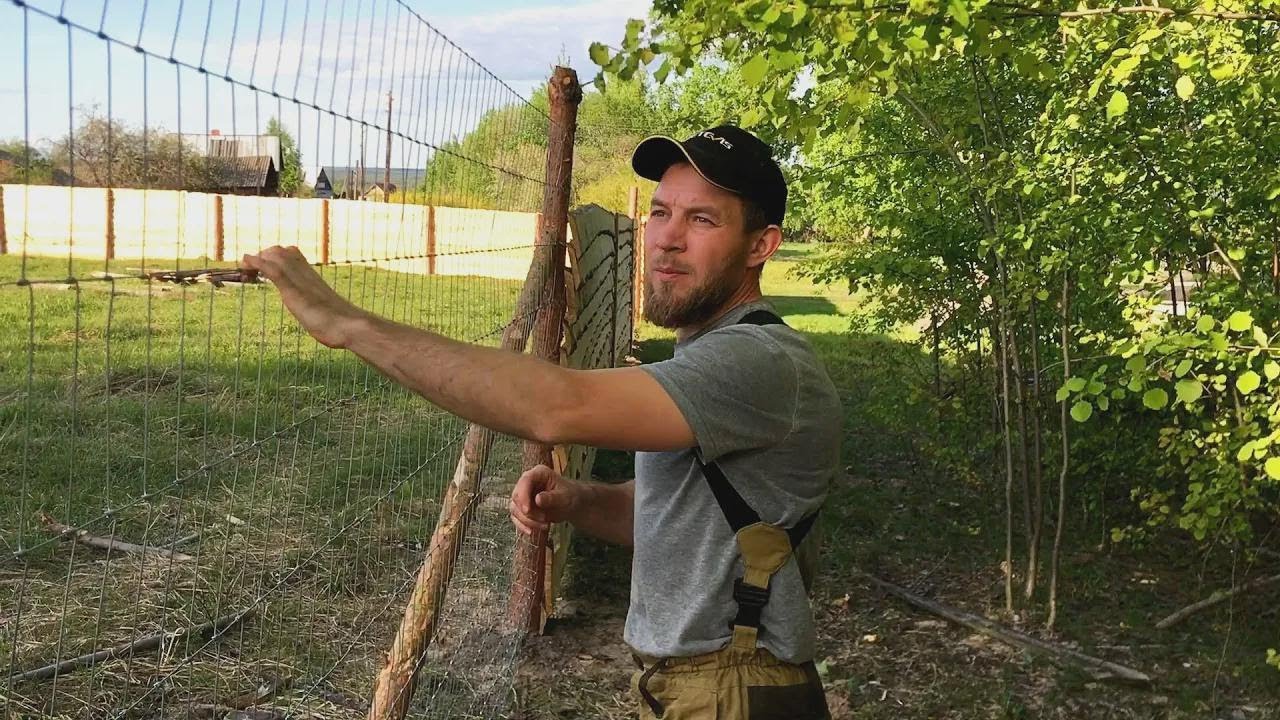 Günstig und fix: So einfach kannst du dein Grundstück mit Maschendraht einzäunen