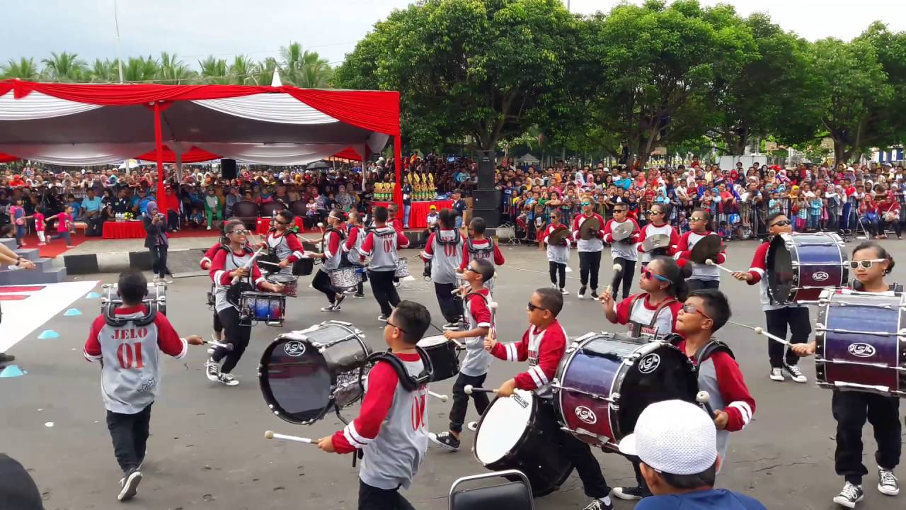 Battle drumband 2016 Pelangi nada (JeLo 01) di Alun-alun jember