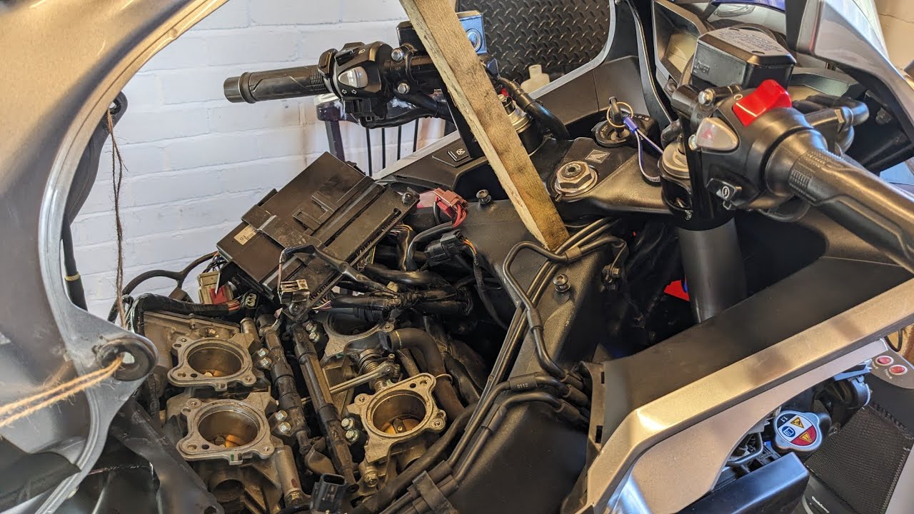 Honda VFR 1200, как заменить свечи зажигания (передние) (см. ссылки в описании).