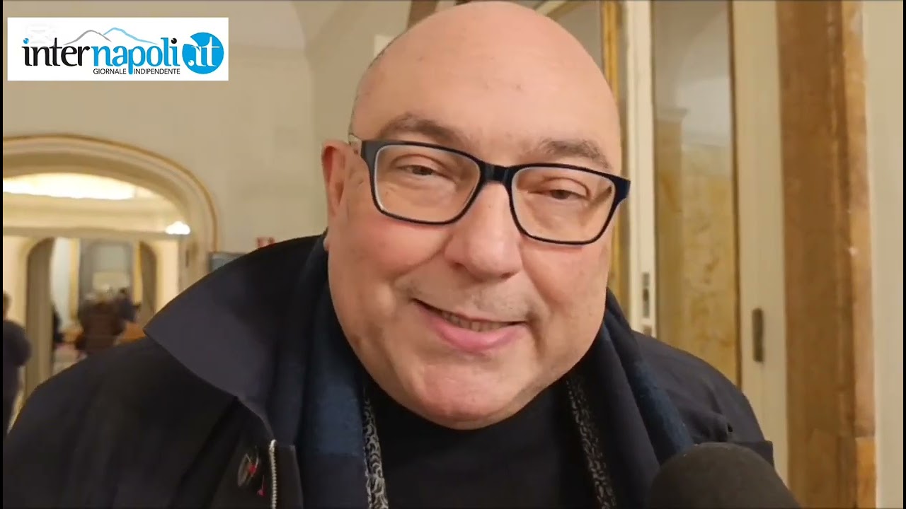 L’ultimo abbraccio al maestro De Simone: camera ardente al San Carlo, funerali al Duomo