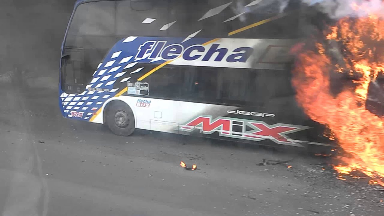 Flecha bus ardiendo en la ruta 35