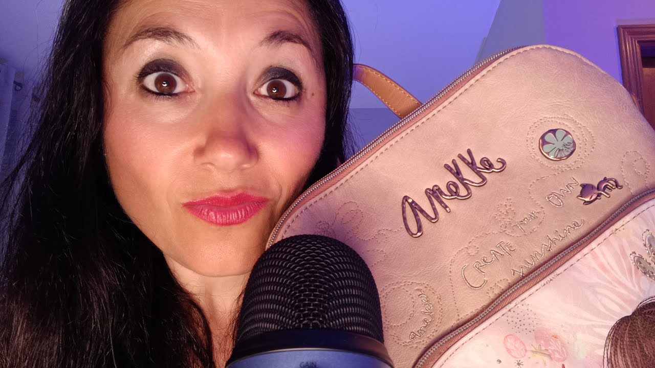 ASMR lo que llevo en el bolso 👜 sonidos y susurros relajantes 😴