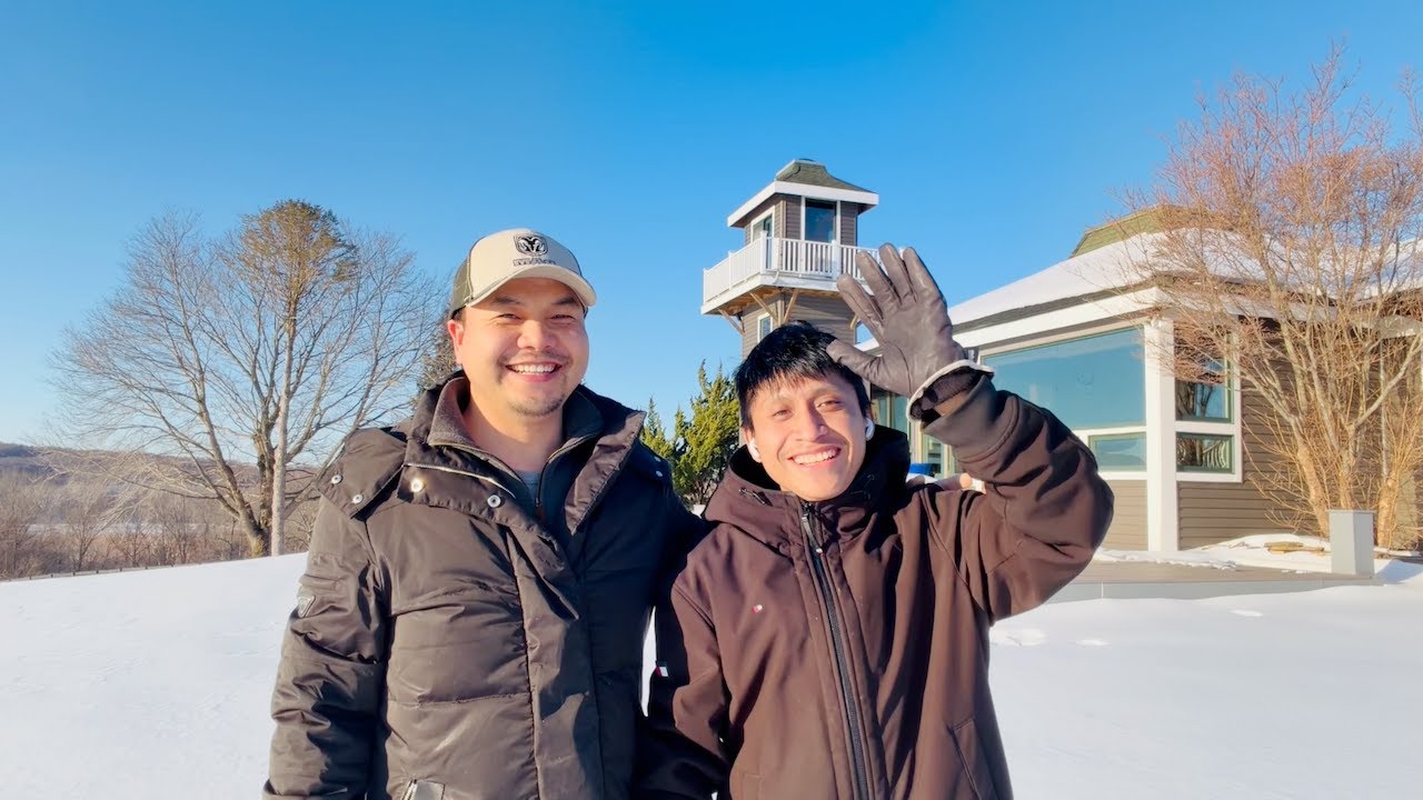 “Skiing”? These two brothers’ excitement is instantly maxed out! 😄
