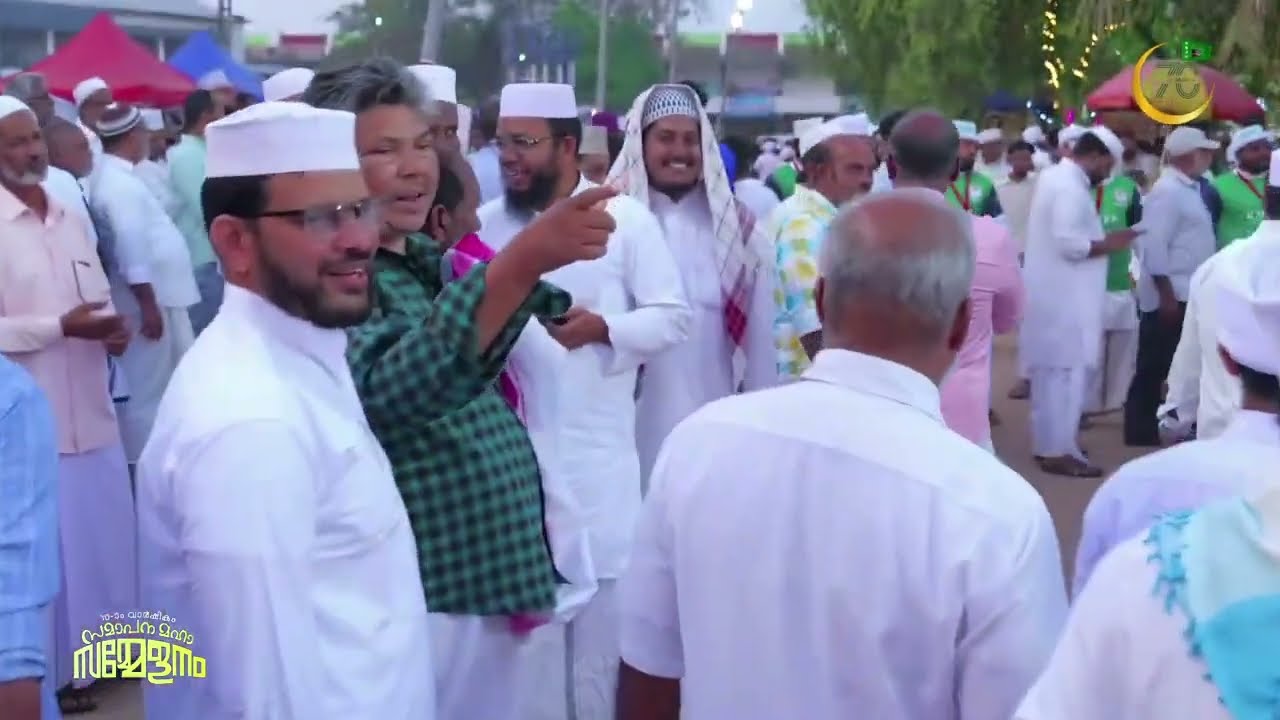 കൊല്ലത്ത് നടന്ന മഹാസമ്മേളനത്തിൽ ദുആക്ക് നേതൃത്വം നൽകുന്ന തങ്ങൾ ഉസ്താദ് 