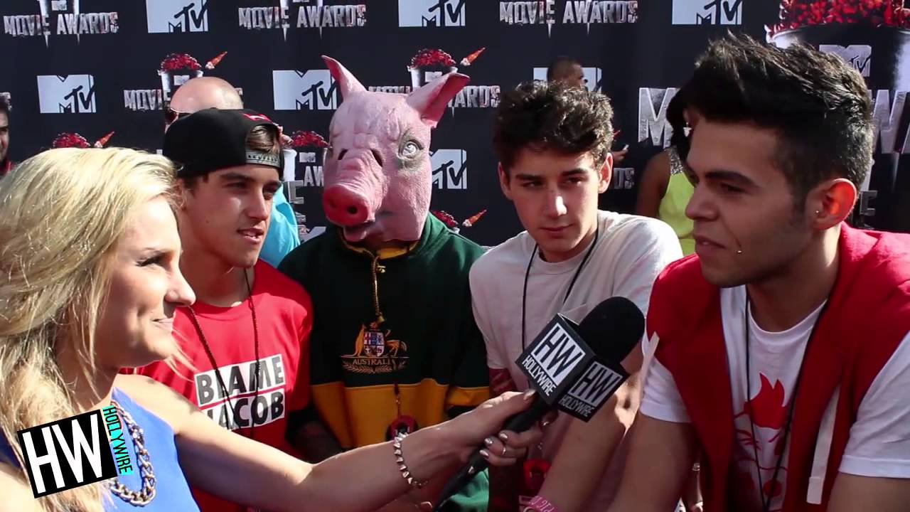 The Janoskians Get Crazy & Dance On The Red Carpet! (2014 MTV Movie Awards)