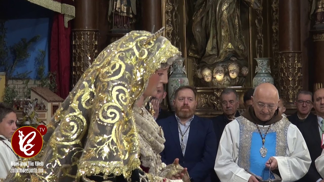Besamanos e imposición de la corona a la Virgen de la Salud del Santo Ángel